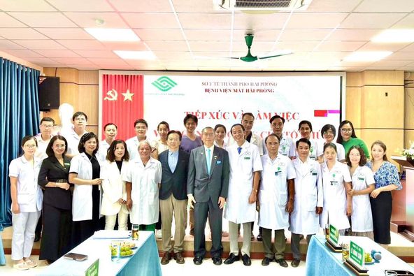 Bệnh viện Mắt Hải Phòng phối hợp cùng Tổ chức Chống Mù Lòa Châu Á (APBA) tổ chức chương trình khám và phẫu thuật miễn phí cho các bệnh lý về dịch kính - võng mạc